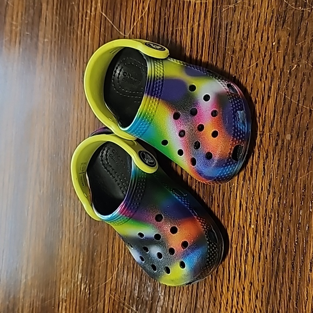 Crocs Toddler Tie Dye Boy Girl Sz 6 Clogs Sandals Unisex Rainbow Like new!